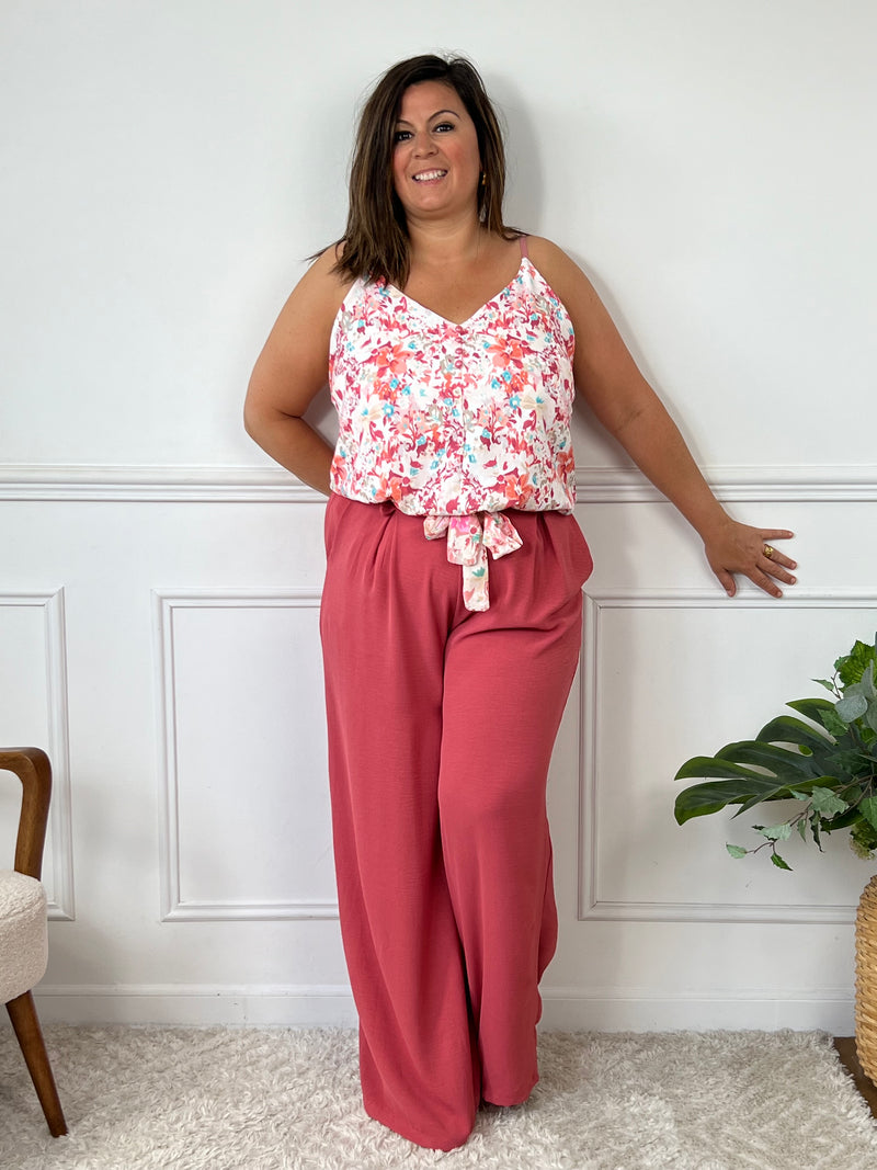 Ce top rose à bretelles réglables séduit par son élégance discrète et son motif floral délicat dans les tons rose et beige. Léger, féminin et facile à porter, il ajoute une touche romantique à n’importe quelle tenue.