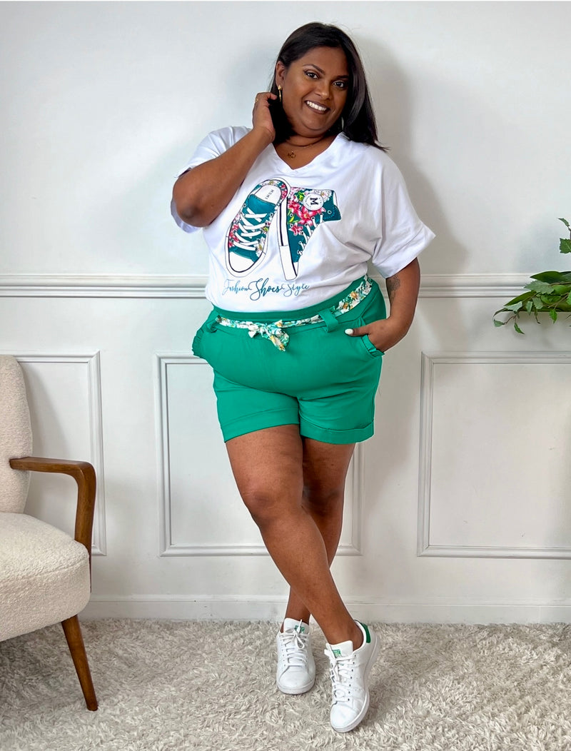 Short vert grande taille pour femme – Confortable et élégant, ce short dispose de poches latérales ornées de volants, de passants pour ceinture et d’une ceinture amovible à motifs fleuris. Sa taille élastique s’adapte à toutes les morphologies. Finitions avec revers pour un style soigné. Disponible en couleur vert