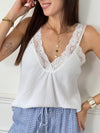 Transformez votre look avec le top Larah ! Fabriqué en gaze de coton écru, avec des bretelles et un col en broderie, son dos élastique offre un confort sans égal.