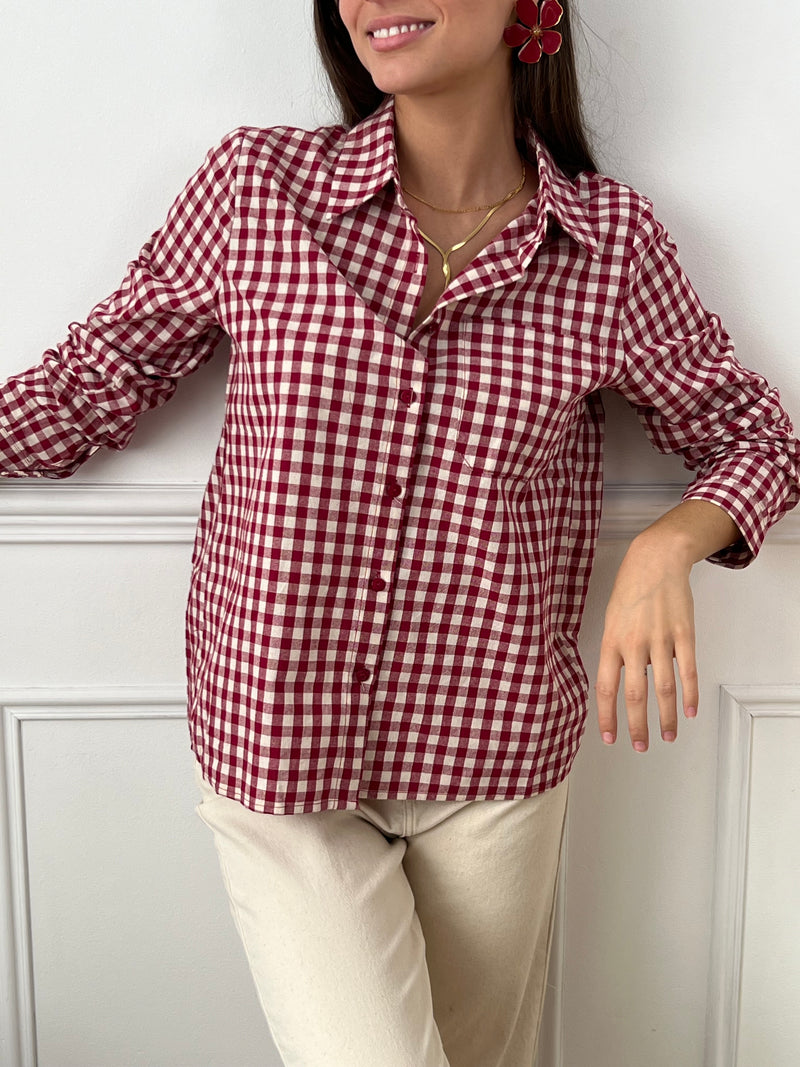 Cette chemise à carreaux rouge et écru pour femme est un incontournable pour un look casual et tendance. Conçue avec des manches longues et un col chemise classique, elle arbore un motif à carreaux intemporel sur toute la chemise, parfait pour des tenues de saison. Les boutons sur le devant et aux poignets ajoutent une touche élégante et pratique. Dotée d'une poche sur le devant, cette chemise est à la fois stylée et fonctionnelle, idéale pour un style décontracté ou superposée sur un t-shirt. Les couleurs 