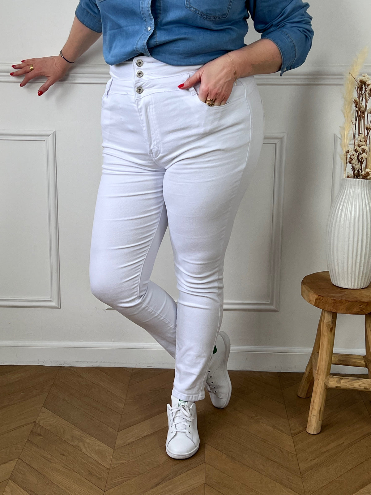 Découvrez notre jean blanc gainant taille haute Curve Ethan! Il est parfait pour mettre en valeur votre silhouette tout en étant confortable à porter. Son design gainant offre un maintien optimal tandis que sa taille haute mettra en valeur votre taille. Un essentiel pour toutes les femmes!