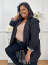 Ce blazer noir avec détail léopard est un incontournable de votre garde-robe. Les épaulettes et le détail léopard aux manches ajoutent une touche d'élégance et de sophistication à votre tenue. Idéal pour un look professionnel ou pour une soirée spéciale. Impressionnez avec le blazer Evan !