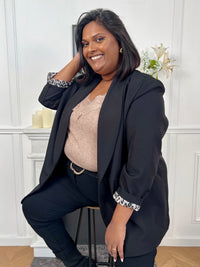 Ce blazer noir avec détail léopard est un incontournable de votre garde-robe. Les épaulettes et le détail léopard aux manches ajoutent une touche d'élégance et de sophistication à votre tenue. Idéal pour un look professionnel ou pour une soirée spéciale. Impressionnez avec le blazer Evan !