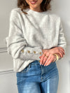 Ce pull gris apportera une touche de chaleur et d’élégance à votre tenue. Ses boutons dorés aux poignets ajoutent une note raffinée et sophistiquée. Confortable et tendance, il s’adapte à toutes les occasions.