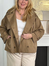 Le classique revisité : le trench court camel. Avec sa coupe moderne et sa teinte intemporelle, il apporte élégance et style à toutes tes tenues. Parfait pour la mi-saison, il se porte aussi bien au quotidien qu’en soirée.