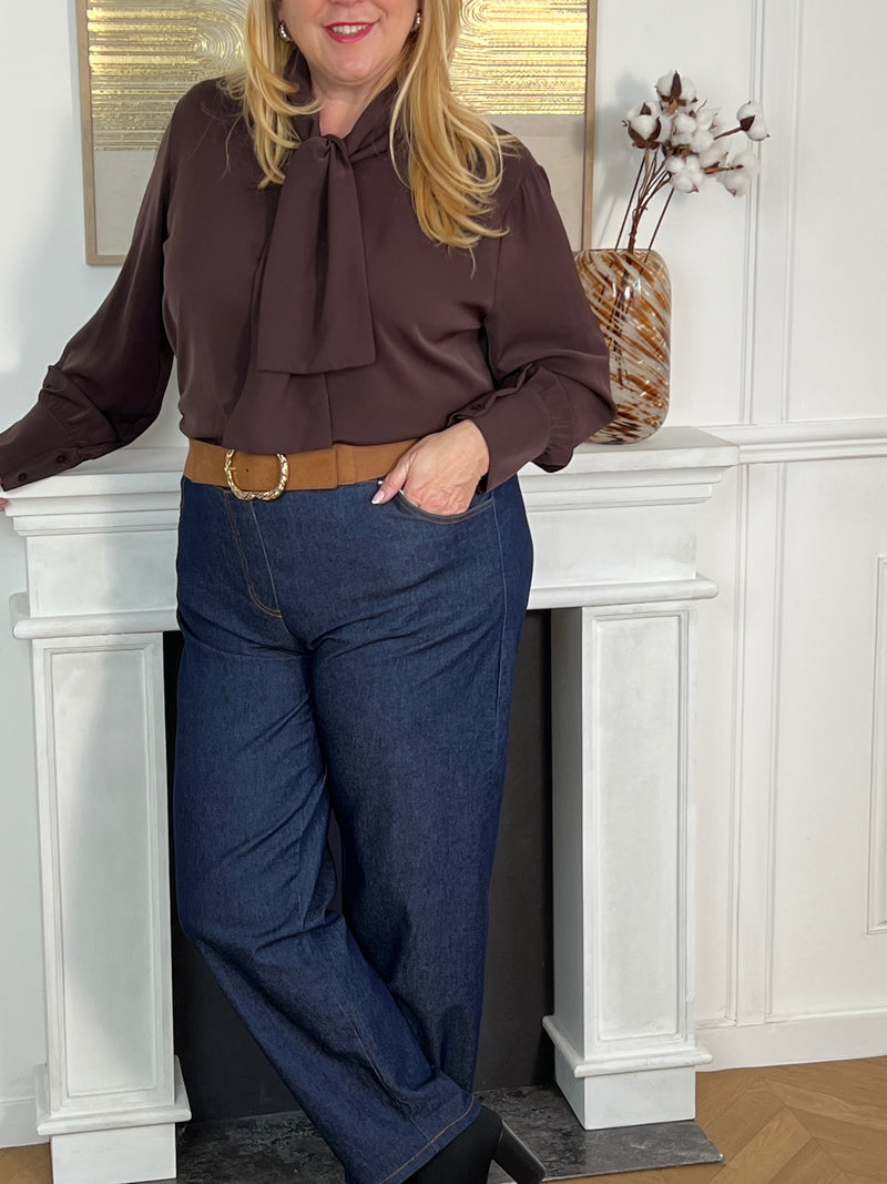 Le jean basique bleu incarne l'essence intemporelle du style décontracté. Avec sa coupe simple, il devient le compagnon fidèle et basique de toute garde-robe. Confortable, durable et toujours à la mode.