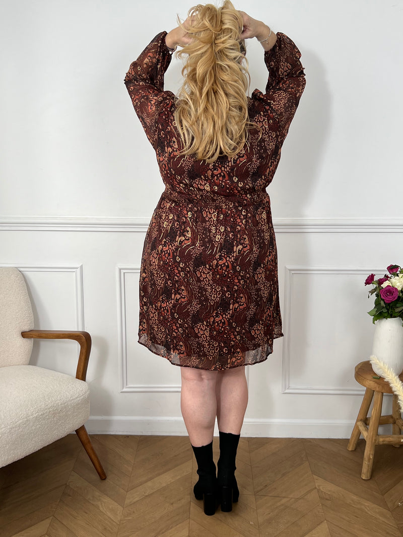 Laissez-vous séduire par cette robe courte à motifs, idéale pour un look féminin et raffiné. Son col V, ses manches longues délicates et son élastique au dos et aux poignets allient confort et élégance. Une pièce incontournable, doublée pour un porter agréable, sauf aux manches pour une touche de légèreté.