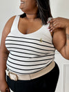 Top côtelé à rayures noires grande taille pour femme – Ce top à bretelles non réglables présente un col V à l’avant et à l’arrière, avec un dos légèrement plus long pour plus de confort. Rayé noir sur fond écru, il est orné d’un détail marinière doré sur le devant. Coupe côtelée agréable à porter