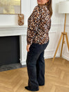 Chemise fluide à motif léopard, ajourée sur le devant et aux manches pour une touche élégante et moderne. Son col montant et ses manches longues lui confèrent une allure chic, idéale pour toutes les occasions. Ses nuances de marron, beige et noir s’accordent facilement pour un style à la fois tendance et raffiné.