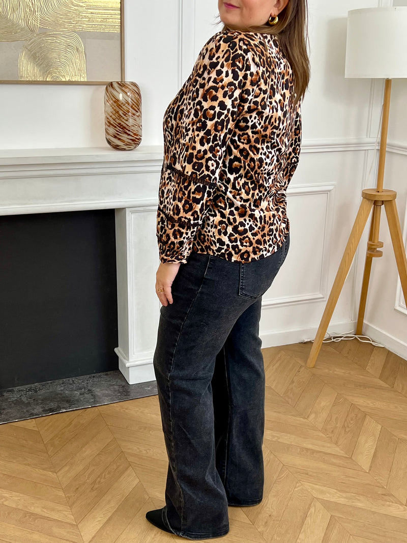 Chemise fluide à motif léopard, ajourée sur le devant et aux manches pour une touche élégante et moderne. Son col montant et ses manches longues lui confèrent une allure chic, idéale pour toutes les occasions. Ses nuances de marron, beige et noir s’accordent facilement pour un style à la fois tendance et raffiné.
