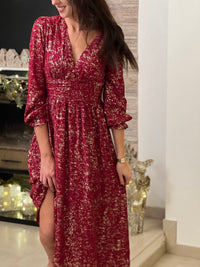 Robe longue festive Malina en bordeaux, parfaite pour vos occasions spéciales. Dotée de manches longues ornées de volants délicats, elle offre une silhouette élégante et féminine.