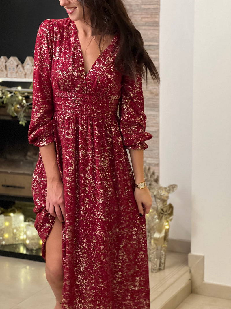 Robe longue festive Malina en bordeaux, parfaite pour vos occasions spéciales. Dotée de manches longues ornées de volants délicats, elle offre une silhouette élégante et féminine.