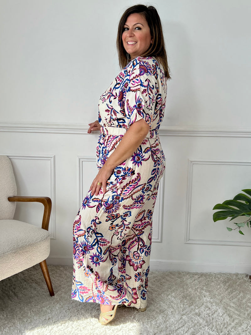La combinaison Nae vous offre une multitude d'options pour un look tendance et féminin. Avec ses motifs fleuris, ses manches courtes et son col cache coeur, elle vous donnera un style unique.