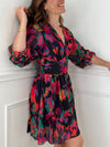Audacieuse et pleine de charme, cette robe courte noire se pare de motifs colorés pour un look à la fois chic et dynamique. Sa coupe flatteuse en fait une pièce facile à porter, du quotidien aux soirées estivales.
