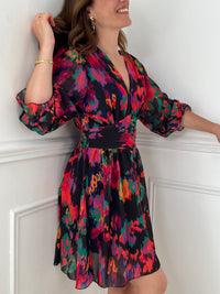 Audacieuse et pleine de charme, cette robe courte noire se pare de motifs colorés pour un look à la fois chic et dynamique. Sa coupe flatteuse en fait une pièce facile à porter, du quotidien aux soirées estivales.