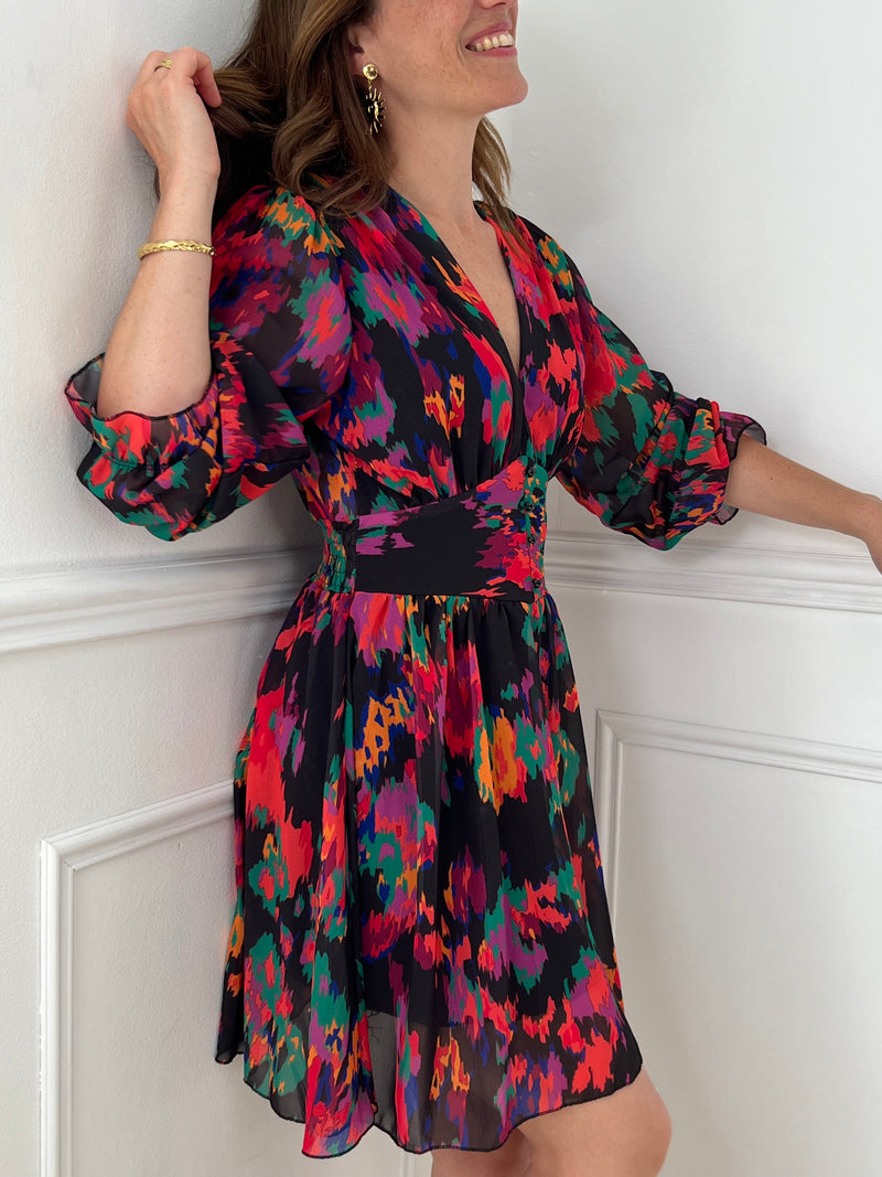 Audacieuse et pleine de charme, cette robe courte noire se pare de motifs colorés pour un look à la fois chic et dynamique. Sa coupe flatteuse en fait une pièce facile à porter, du quotidien aux soirées estivales.