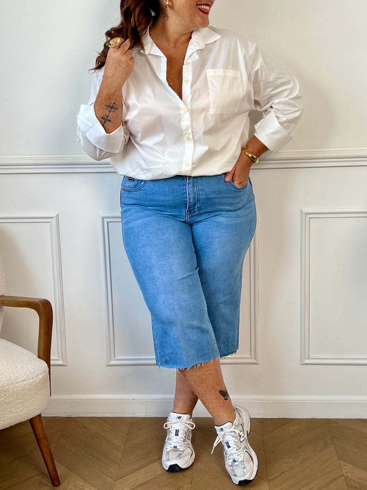 Bermuda long en jean au style décontracté et tendance, parfait pour des looks estivaux à la fois cool et maîtrisés. Sa coupe allongée apporte une touche urbaine tout en assurant confort et liberté de mouvement.