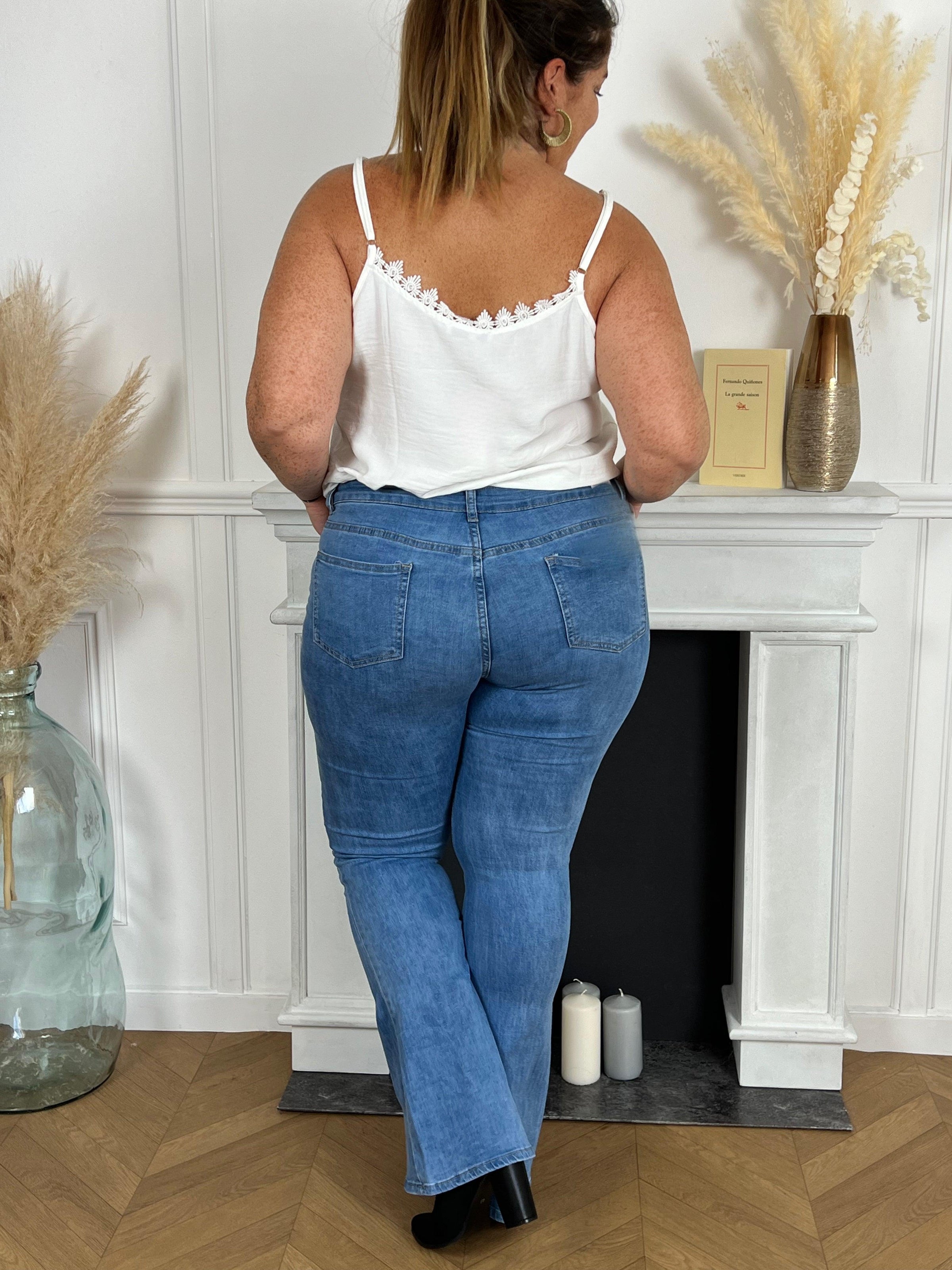 Le jean bleu évasé est un must-have de la garde-robe de toute femme grande taille. Il est chic et élégant, mais peut aussi être décontracté et confortable.