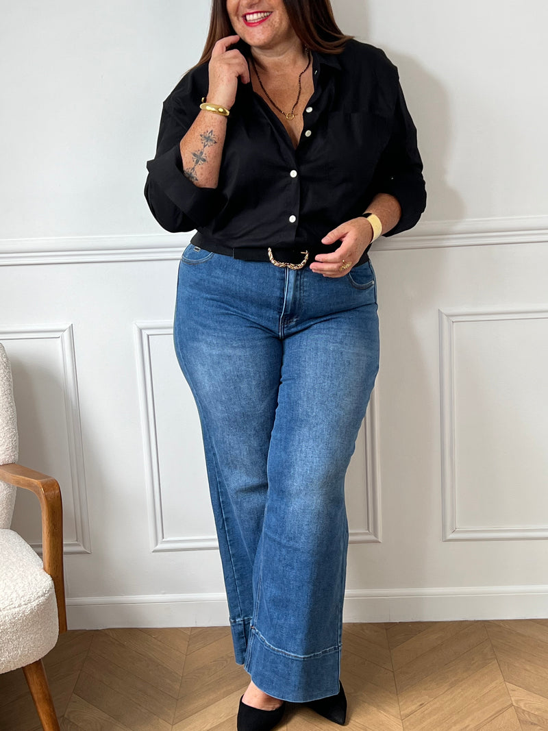 Découvrez le jean super wide leg Elvera, conçu pour allier confort et style. Avec ses deux poches à l'avant et à l'arrière, il offre praticité au quotidien. Sa fermeture à boutons et ses passants pour ceinture assurent un ajustement parfait, mettant en valeur votre silhouette tout en vous laissant libre de vos mouvements.&nbsp;