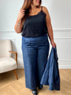 Pantalon à coupe droite effet jean bleu, alliant confort et allure décontractée. Une pièce polyvalente, idéale pour composer des looks casual ou plus habillés selon vos envies.