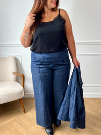 Pantalon à coupe droite effet jean bleu, alliant confort et allure décontractée. Une pièce polyvalente, idéale pour composer des looks casual ou plus habillés selon vos envies.