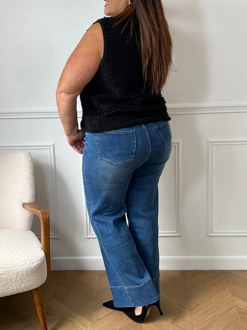 Découvrez le jean super wide leg Elvera, conçu pour allier confort et style. Avec ses deux poches à l'avant et à l'arrière, il offre praticité au quotidien. Sa fermeture à boutons et ses passants pour ceinture assurent un ajustement parfait, mettant en valeur votre silhouette tout en vous laissant libre de vos mouvements.&nbsp;
