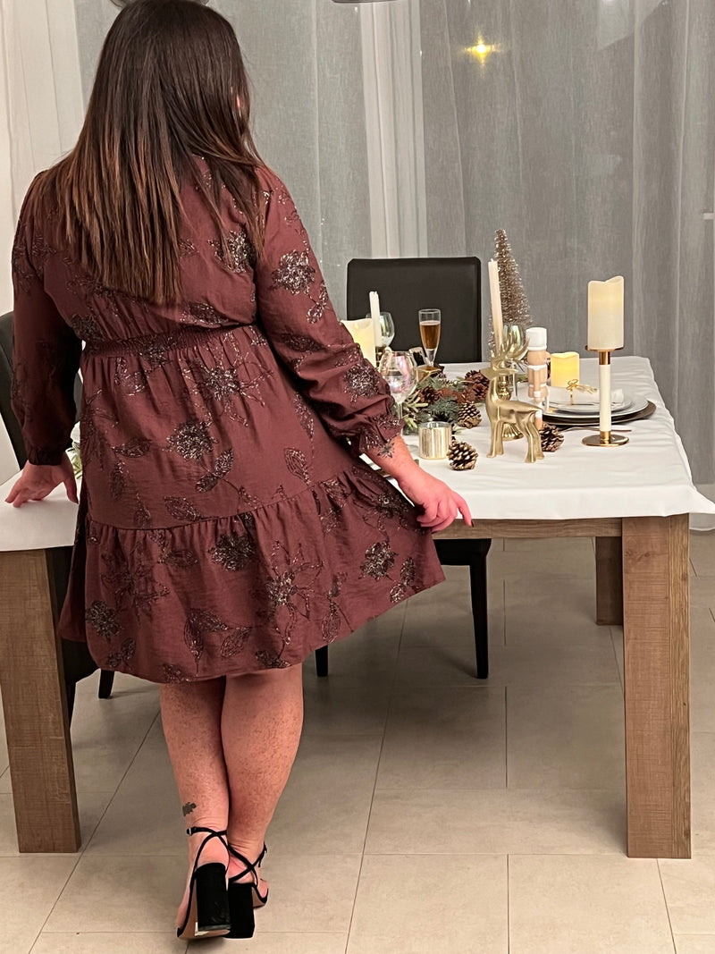 Élégante et naturelle, cette robe courte marron à motifs argenté séduit par son col V flatteur et sa coupe fluide. Légère et féminine, elle sublime la silhouette avec charme et douceur, parfaite pour toutes les occasions.