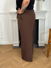 Le pantalon Layana, aussi ample que confortable, possède une taille élastique avec cordon pour un ajustement parfait. Avec ses 2 poches pratiques à l'avant, il est idéal pour un look décontracté et pratique.