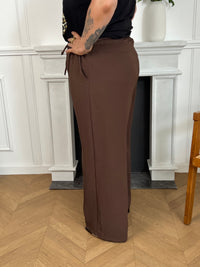Le pantalon Layana, aussi ample que confortable, possède une taille élastique avec cordon pour un ajustement parfait. Avec ses 2 poches pratiques à l'avant, il est idéal pour un look décontracté et pratique.