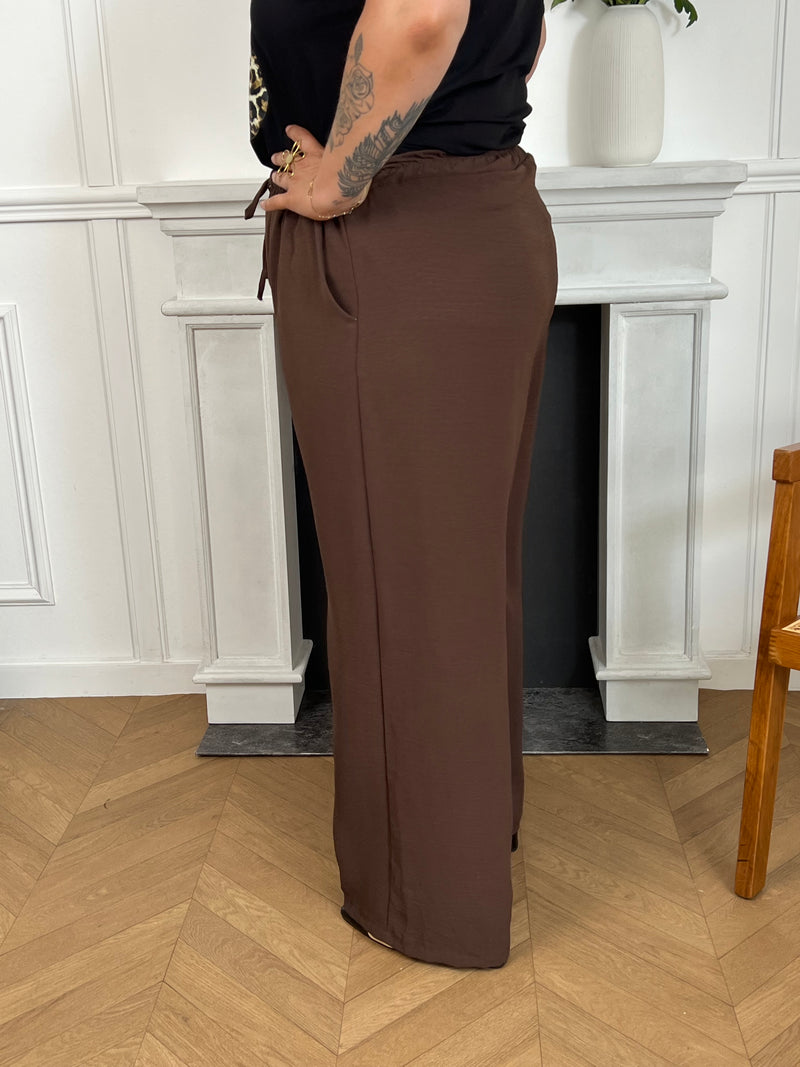 Le pantalon Layana, aussi ample que confortable, possède une taille élastique avec cordon pour un ajustement parfait. Avec ses 2 poches pratiques à l'avant, il est idéal pour un look décontracté et pratique.