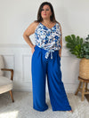Ce top bleu à bretelles réglables séduit par son élégance discrète et son motif floral délicat dans les tons bleu et beige. Léger, féminin et facile à porter, il ajoute une touche romantique à n’importe quelle tenue.