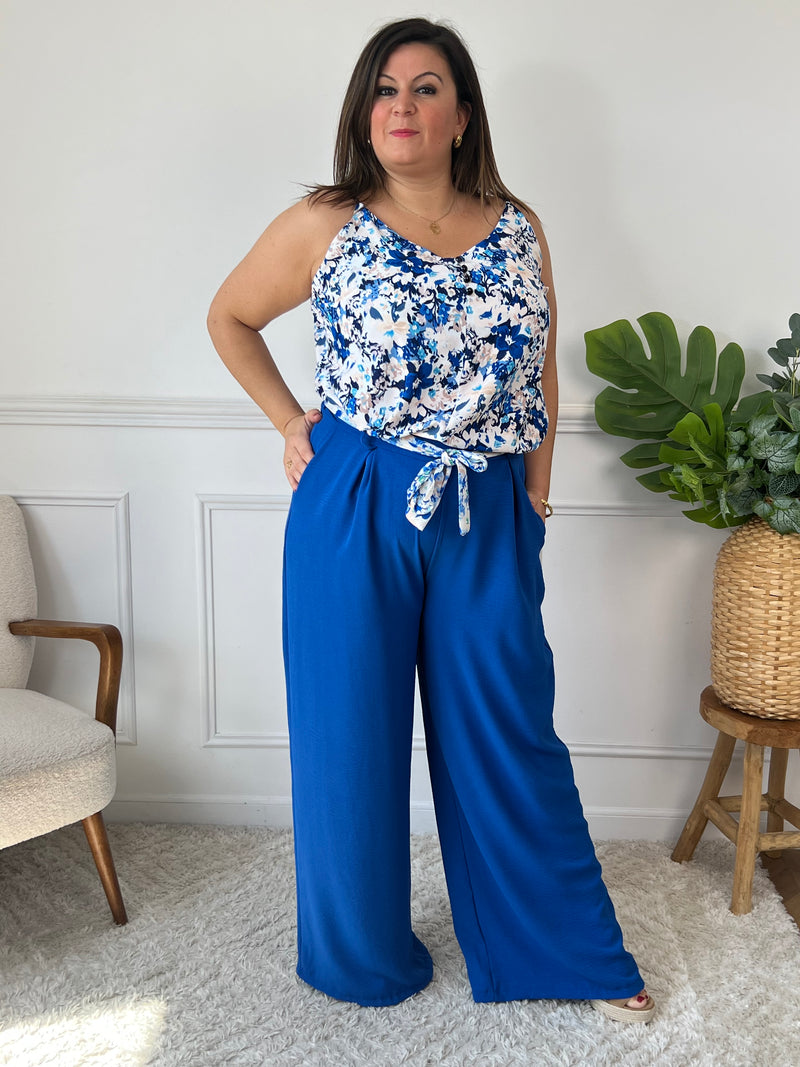 Ce top bleu à bretelles réglables séduit par son élégance discrète et son motif floral délicat dans les tons bleu et beige. Léger, féminin et facile à porter, il ajoute une touche romantique à n’importe quelle tenue.