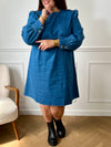 Robe en jean grande taille femme au style casual chic. Col rond et coupe droite moderne, idéale au quotidien comme en sortie. Détails raffinés : boutons dorés aux poignets et à l’épaule. Bleu intemporel, 100% coton pour allier confort et élégance.
