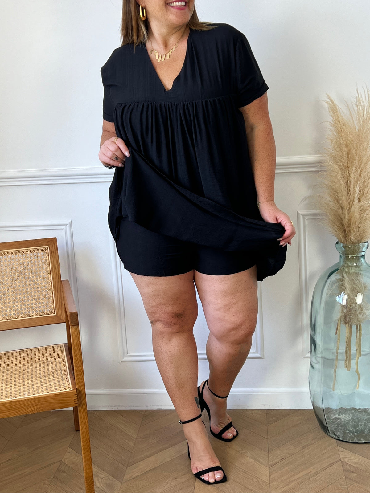 Découvrez notre sensationnelle robe short noire : Oriana ! Avec son col v élégant et son dos nu, elle est parfaite pour toutes les occasions. Soyez à la mode et confortable tout en respirant la confiance en vous !