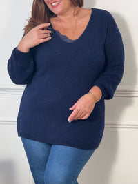 Découvrez le confort et le style avec le Pull bleu marine : Lelio ! Conçu pour les femmes de grande taille, ce pull en couleur bleu marine offre un look tendance et un confort inégalé grâce à sa coupe ample et son col V. Idéal pour les journées fraîches, ses manches longues vous garderont au chaud tout en vous assurant une allure élégante. Ajoutez une touche de couleur à votre garde-robe avec le Pull bleu marine : Lelio !