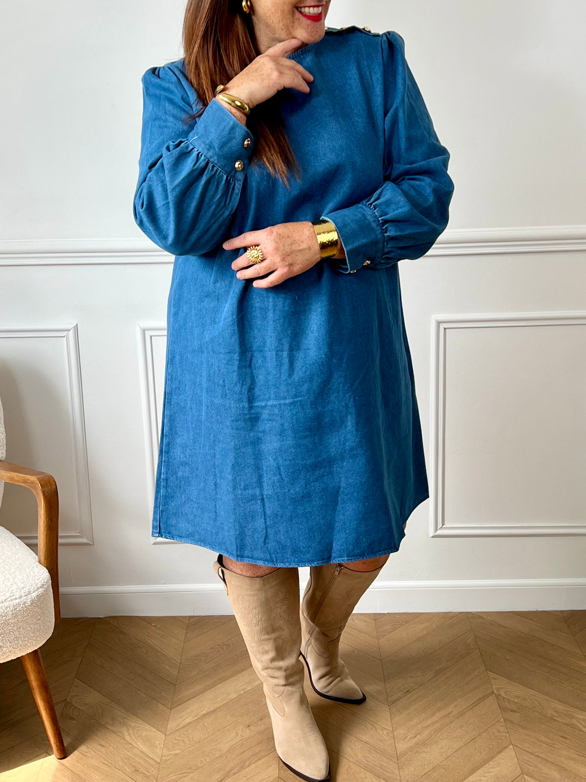 Robe en jean grande taille femme au style casual chic. Col rond et coupe droite moderne, idéale au quotidien comme en sortie. Détails raffinés : boutons dorés aux poignets et à l’épaule. Bleu intemporel, 100% coton pour allier confort et élégance.