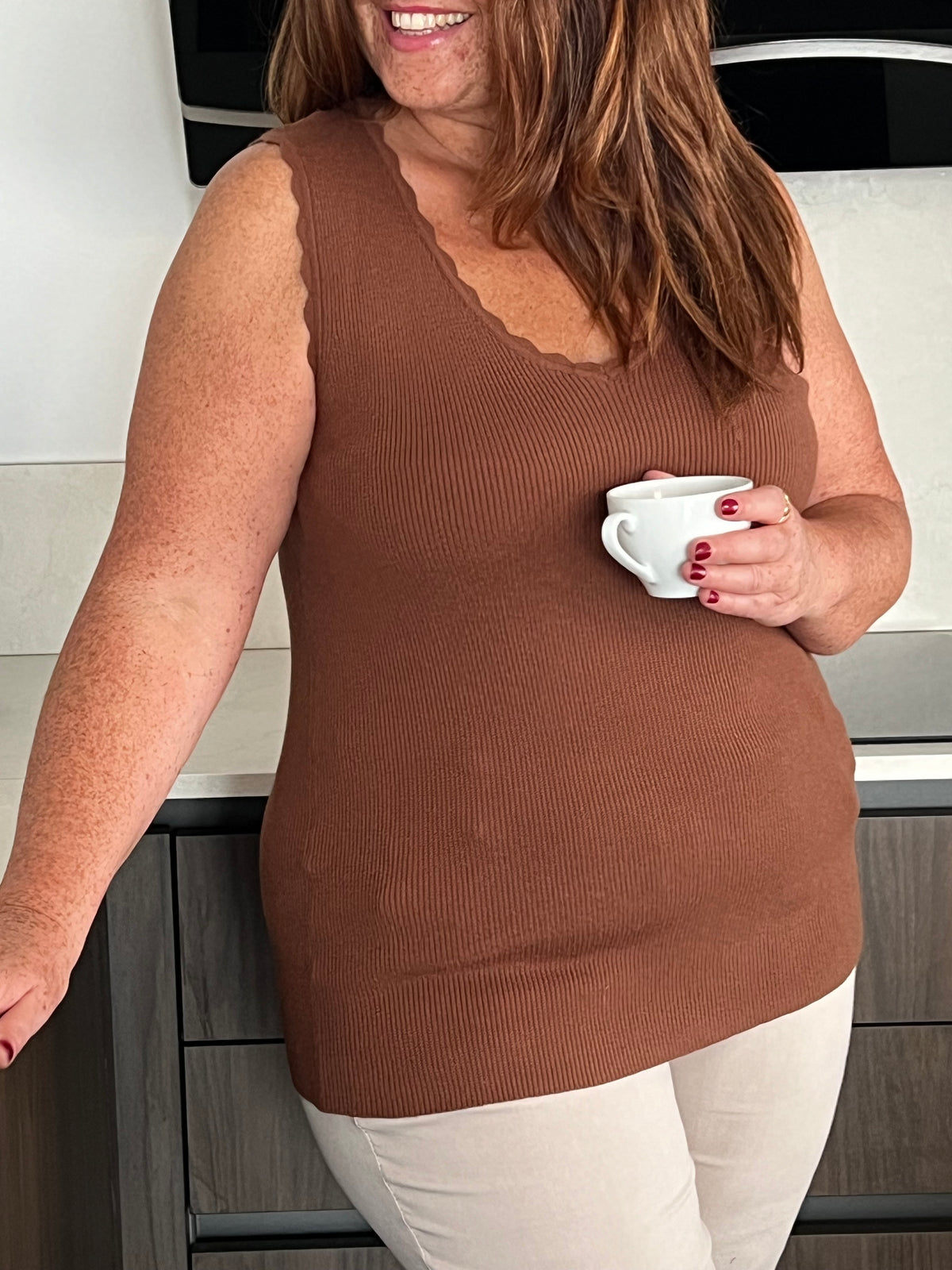 Ce top festonné sans manches Dina en grande taille pour femme est à la fois élégant et confortable. Son col V festonné et sa couleur marron ajoutent une touche de féminité à n'importe quelle tenue. Parfait pour les occasions spéciales ou une journée décontractée. Soyez élégante et confiante avec le top Dina!