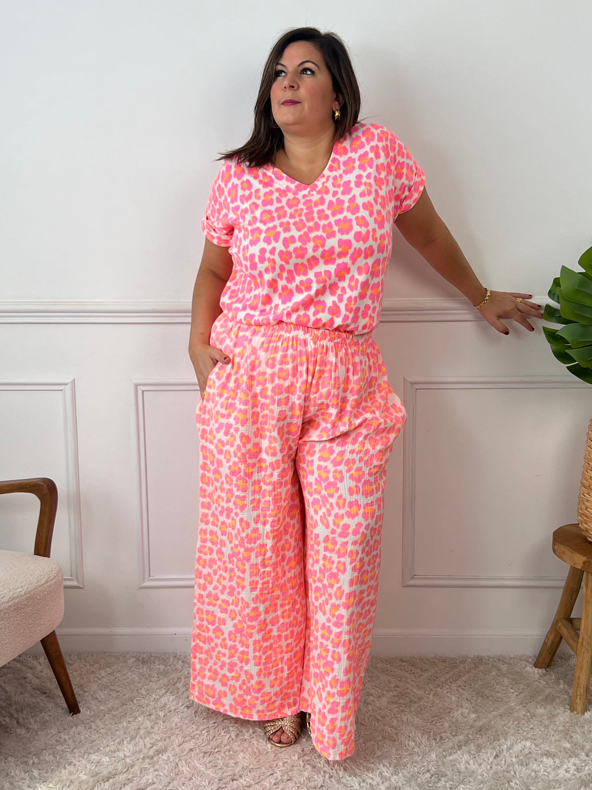 Confort et style au rendez-vous avec ce pantalon large coloré. Doté d’une taille élastique et de deux poches latérales, il offre une coupe fluide idéale pour toutes les morphologies. Disponible en orange, rose et écru, avec de jolis motifs, ce pantalon 100 % coton est parfait pour un look estival, décontracté et tendance.