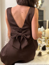 Élégante robe satinée marron chocolat aux bretelles larges et col carré. Le nœud au dos ajoute une touche de charme tandis que la fermeture éclair discrète et la doublure intérieure garantissent confort et praticité.