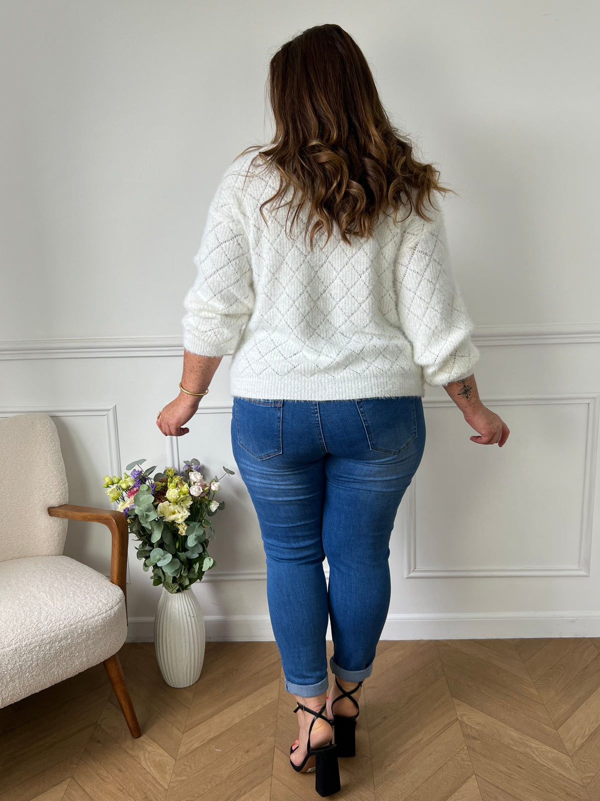 Offrez-vous un look élégant avec notre Gilet écru Meloa. Avec ses manches longues et son col en V orné de dentelle, ce gilet peut être porté des deux côtés pour plus de polyvalence. Les boutons en perles ajoutent une touche de sophistication. Disponible en grande taille pour toutes les femmes.
