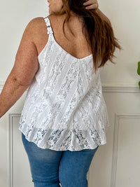 Ce top écru à dentelle grande taille, modèle Celie, allie élégance et confort. Ses bretelles non réglables assurent un maintien stable, tandis que la doublure apporte douceur et opacité. Parfait pour sublimer vos tenues avec une touche délicate et féminine.