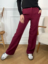 Affichez une allure sophistiquée avec notre pantalon cintré bordeaux. Une coupe élégante et intemporelle pour un style chic en toutes occasions.