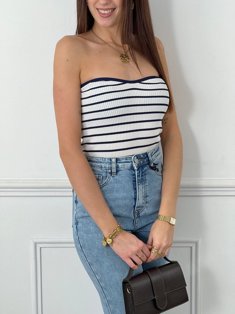 Ce magnifique top bandeau écru à rayuresbleues côtelé est parfait pour les femmes au style élégant et tendance. Sans manches, il vous apportera une liberté de mouvement et un confort optimal. Portez-le seul pour un look décontracté ou associez-le à une veste pour une touche plus chic.
