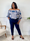 Mettez vos épaules en valeur avec notre blouse Nayla au col bateau élastique ! Avec son design original et motifs divers, cette blouse bleue à manches courtes vous rendra irrésistible.