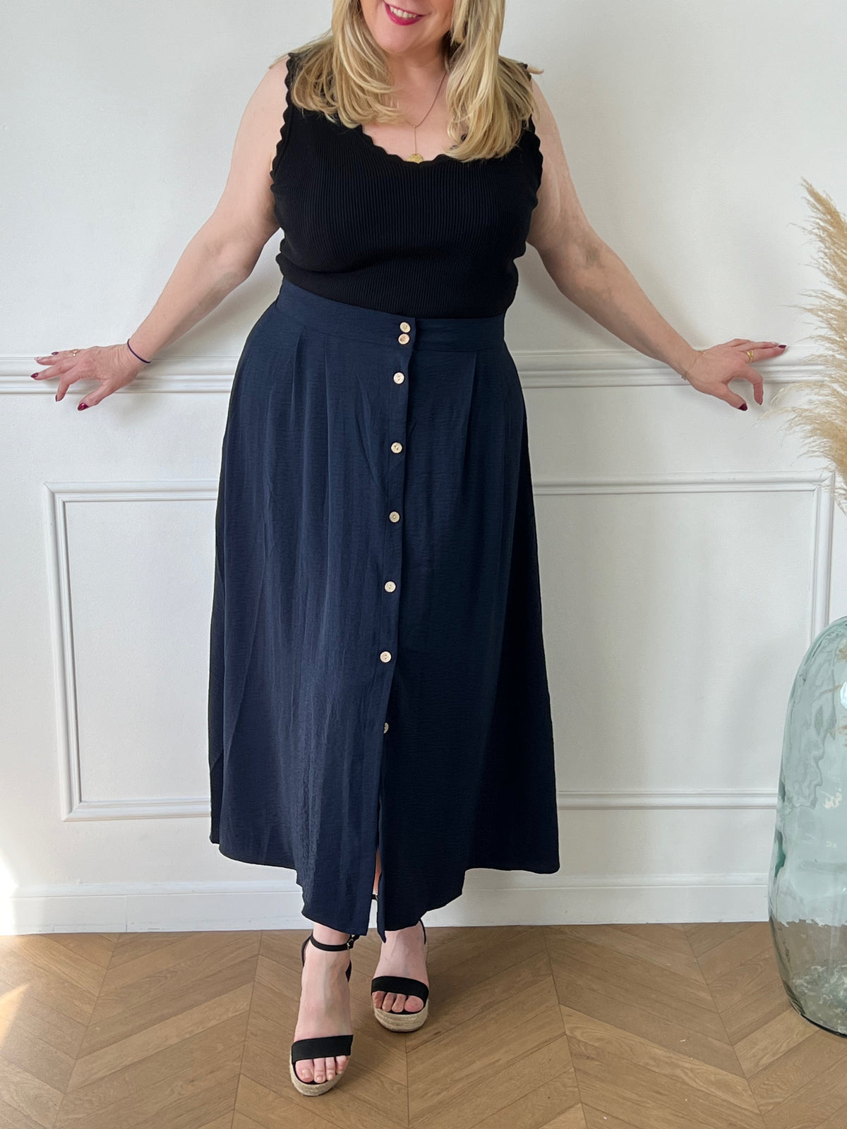Cette jupe longue bleu grande taille de la marque Curve est votre nouvelle pièce préférée ! Avec son élasticité à la taille et ses boutons beige sur la longueur, elle est très confortable et élégante.&nbsp;