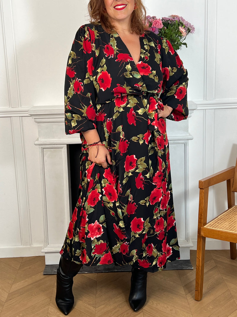 La robe longue grande taille Rosalina offre un confort ajusté grâce à son col cache-cœur, ses manches longues et son élastique à la taille. Son lien à nouer souligne la silhouette tandis que les motifs floraux illuminent votre style avec délicatesse.