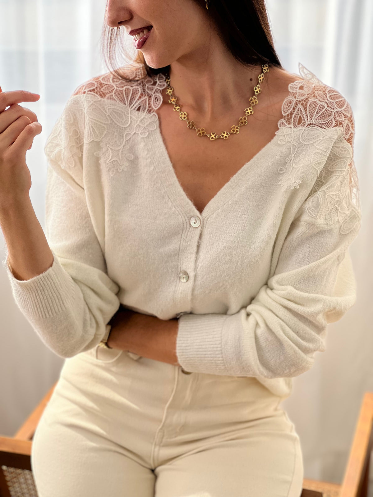 Un gilet tout en délicatesse… Cet élégant gilet écru se distingue par sa broderie raffinée sur les épaules, laissant subtilement apparaître la peau pour un effet de transparence à la fois chic et féminin. Un indispensable pour allier douceur et élégance en toute saison.