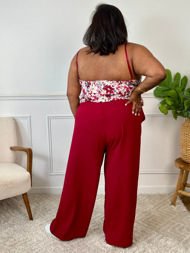 Le pantalon Layana, aussi ample que confortable, possède une taille élastique avec cordon pour un ajustement parfait. Avec ses 2 poches pratiques à l'avant, il est idéal pour un look décontracté et pratique.