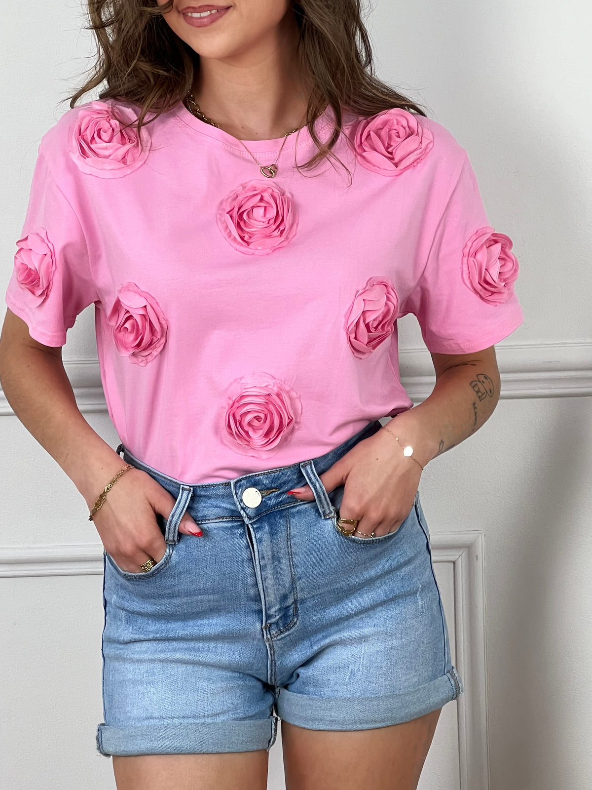 Découvrez notre charmant tee-shirt rose Felicie pour femmes ! Avec ses manches courtes, son col rond et ses fleurs en relief sur le devant, il vous offrira un look à la fois féminin et élégant. Ajoutez une touche de couleur à votre tenue avec notre tee-shirt confortable et tendance.