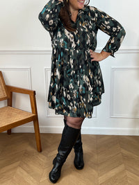 Découvrez notre robe à motifs Lilia pour femme, parfaite pour toutes occasions ! Avec ses manches longues, son col chemise et ses boutons sur le devant et aux manches, cette robe allie style et praticité. Vous allez adorer ses motifs originaux et son fil lurex qui ajoutent une touche d'éclat.&nbsp;